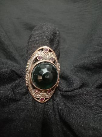 Кольцо с изумрудом на серебре