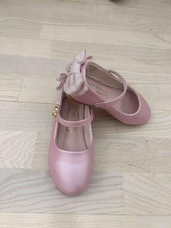 Продам детские туфли