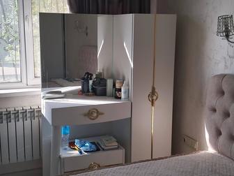 Трюмо в современном дизайне с золотыми акцентами