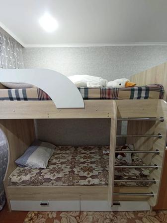 Продам двухъярусную кровать плюс два матраса в отличном состоянии