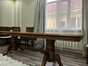 Гостевой стол из красной дерева