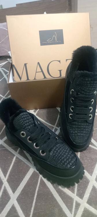 Продам зимние кроссовки новый