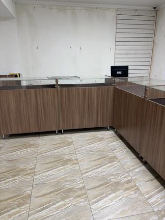 Торговое оборудование стеллаж и витрина
