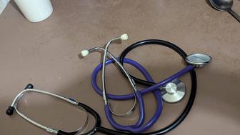 Этот инструмент называется стетоскоп (также часто используют фонендоскоп ил