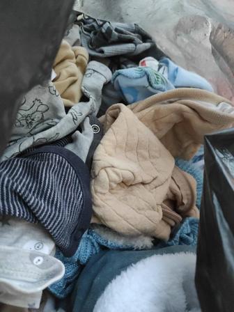 Отдам даром пеленки , распашонки и другие вещи от 0 до 1 года