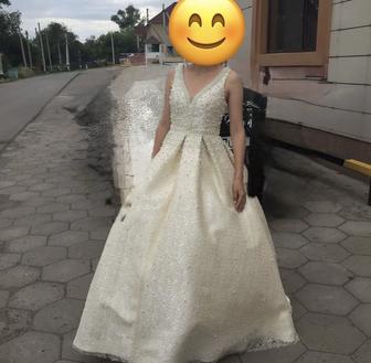 Продается красивое вечернее платье размера xs. Платье с жемчугами.