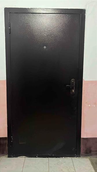 Продам б/у дверь железная
