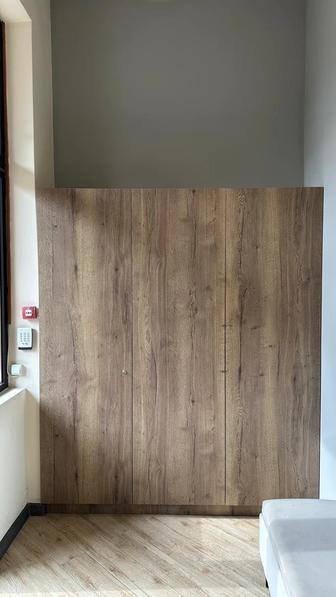 Вместительный стильный шкаф для дома или бизнеса