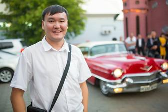 Ведущий праздников на двух языках.