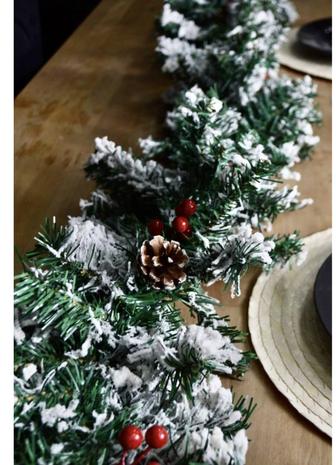 Лапа еловая заснеженная