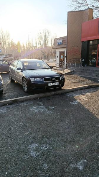 Водитель на личном автомобиле премиум класса