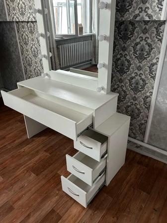 Продам комод с зеркалом