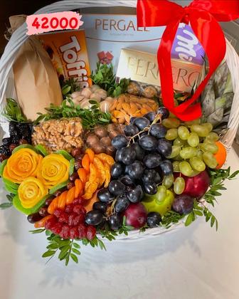 Фруктовые корзины в праздничным оформлением для родных и коллег,партнеров