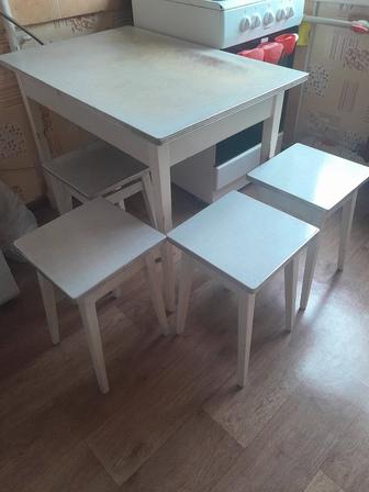 Продаю стол и 4 табуретки