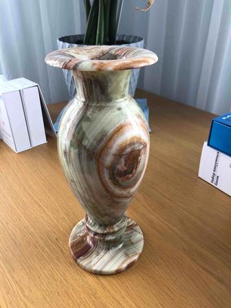 Продам вазу в идеальном состоянии из натурального цельного оникса 30см
