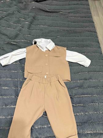 Продам костюм тройку брючный на мальчика