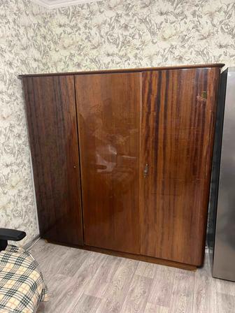 Отдам бесплатно шкаф комод и зеркало трюмо