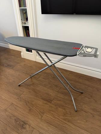 Утюг и гладильная доска