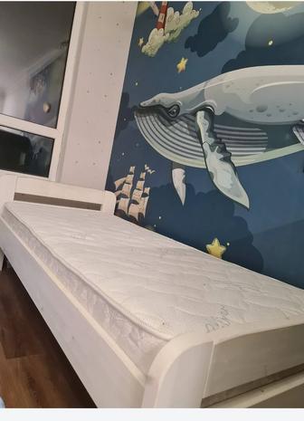 Кровать из дерева с матрасом 2м на 90см