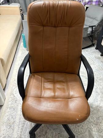 Продам офисное кожаное кресло