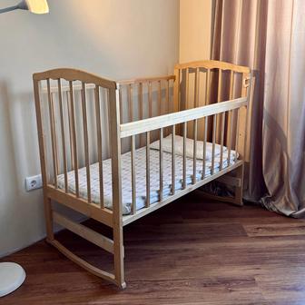 Кроватка и постельные принадлежности для новорожденного