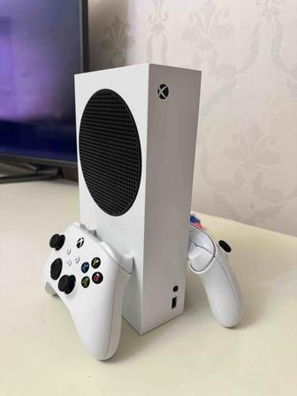 продается xbox series s с двумя геймпадами