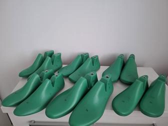 Колодки для изготовления мужской и женской обуви.