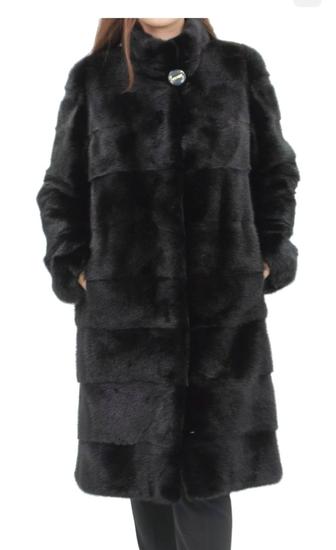 Продам норковую шубу. Цвет черный бриллиант. Длина до колен.