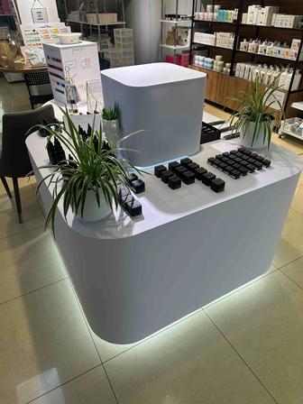 Куб-островок для демонстрации товара