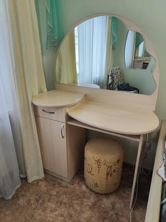 Продам туалетный столик