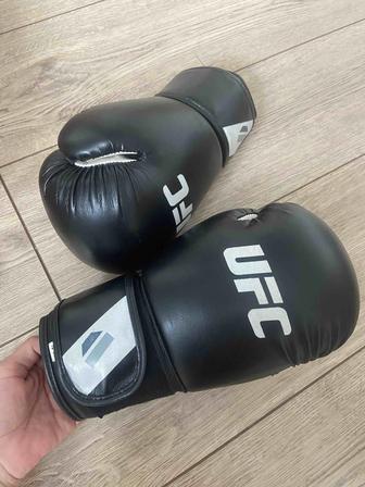 Продам боксерские перчатки UFC