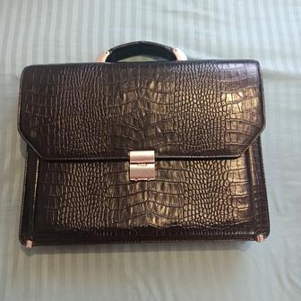 Продам классический мужской кожаный портфель. Писать