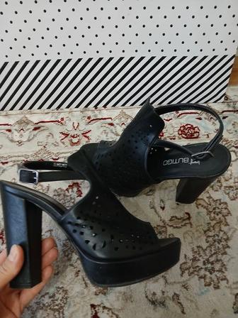 Продам черные босоножки
