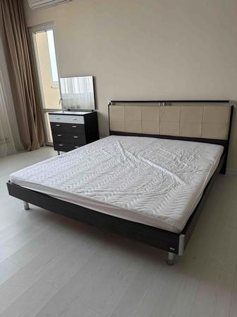 Продам кровать с туалетным столиком