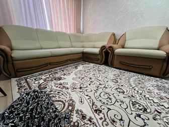 Кожаные диван и кресло большие