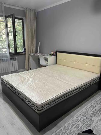 Продам двухспальную кровать с прикроватными тумбочками и матрасом!!!