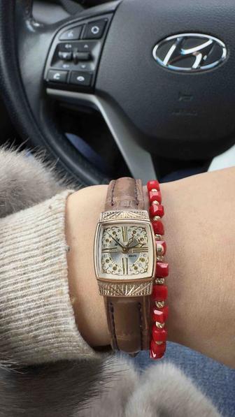 Продам золотые часы на кожаным ремешке