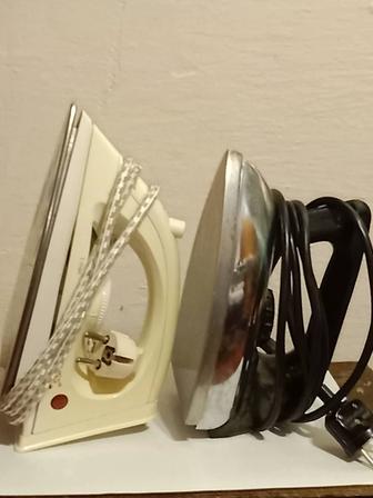 Продам утюги, один китайский, другой советский.