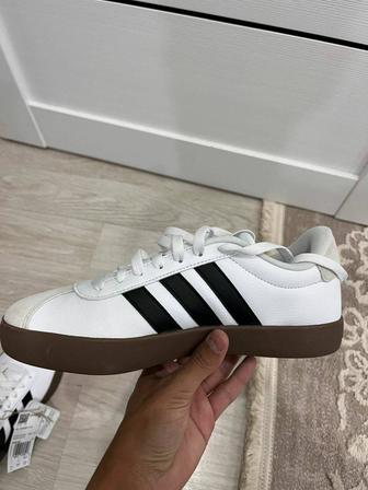 Продам новые кроссовки Адидас