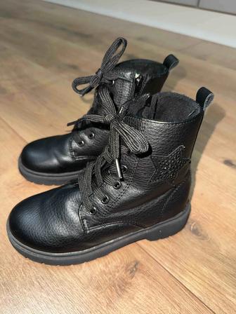 Ботинки для девочки в очень хорошем состоянии 30 размер