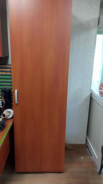 Продам шкаф офисный для одежды