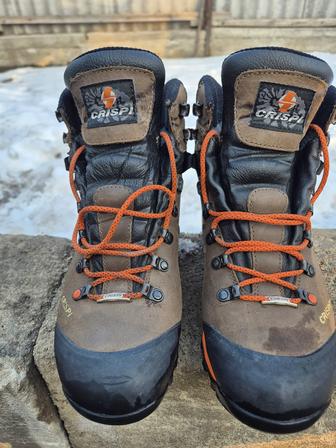 Продам трекинговые ботинки