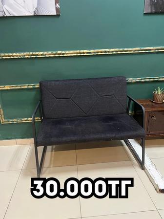 Диван и с металлической ножкой