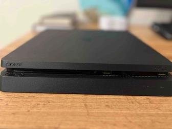 Продам PS4 slim версию с геймпадами и играми