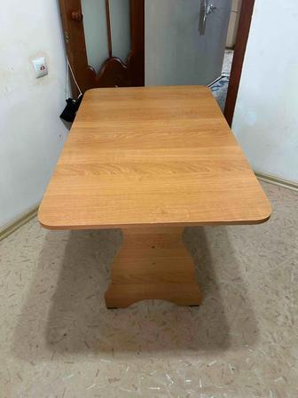 Продам кухонный стол и стулья
