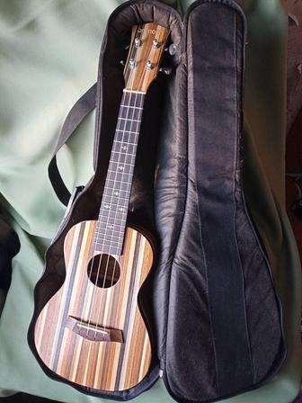 Продам укулеле с чехлом