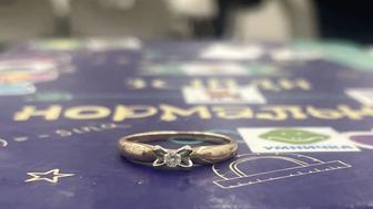 Продам кольцо с бриллиантом