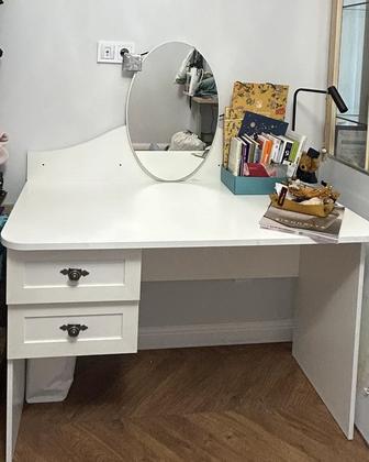 Продам трюмо. Стол с зеркалом. С выдвижными ящиками.