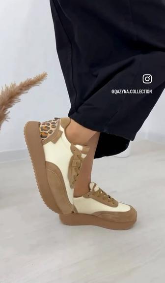 Кроссовки женские
