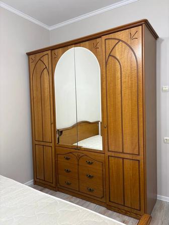 Продается шкаф с зеркалом. для вещей